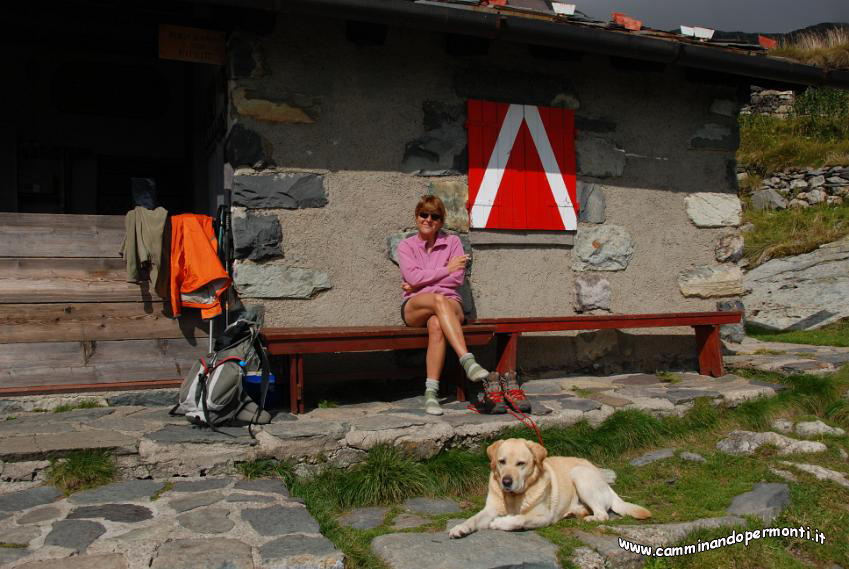 091 Gina e Devil alla baita Cernello.JPG